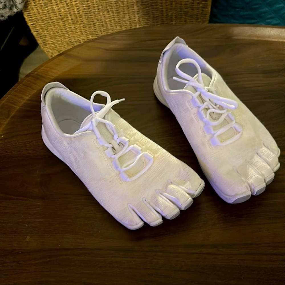 NWOT Peluva walking shoes.